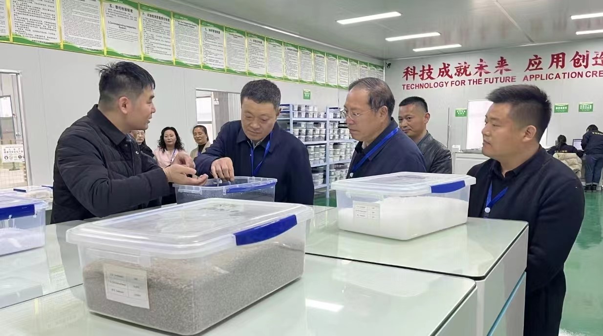 鄢陵縣政協（xié）主席閻（yán）宏偉帶領部（bù）分政協委員 調研企業科技創新工作